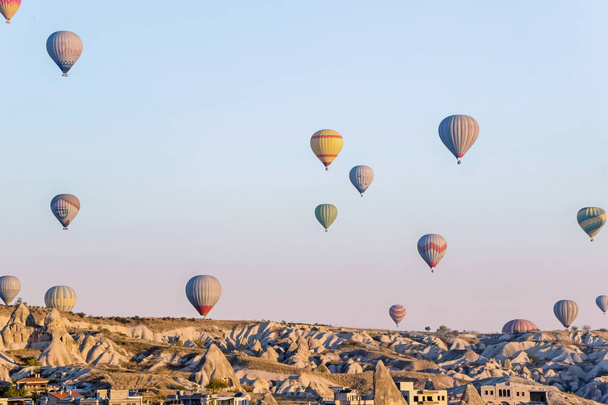 Capadócia, Turquia - 08 de outubro de 2018: balões de ar quente no céu azul em Goreme Capadócia
 - Foto, Imagem