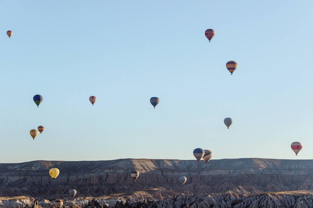 Capadócia, Turquia - 08 de outubro de 2018: balões de ar quente no céu azul em Goreme Capadócia
 - Foto, Imagem
