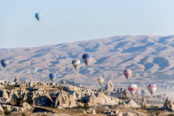 Cappadocia, Turecko-Říjen 08, 2018: horké vzdušné balóny na modrém nebi v Goreme Cappadocia - Fotografie, Obrázek