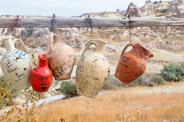 pots d'argile sur branche d'arbre en cappadoce
 - Photo, image