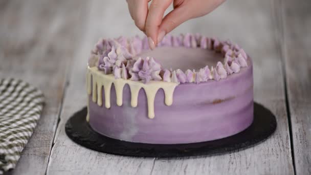 Mujer joven decorando delicioso pastel en la cocina
 - Metraje, vídeo