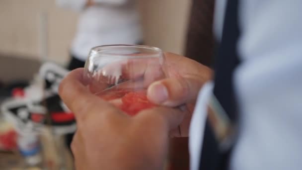 ein Mann mit einem Fruchtcocktail in der Hand - Filmmaterial, Video