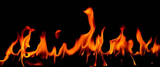 Φωτιά φλόγες στο αφηρημένης τέχνης μαύρο φόντο, καύση ζεστό κόκκινο σπινθήρες άνοδο, φλογερό πορτοκαλί λαμπερό σωματιδίων που φέρουν - Φωτογραφία, εικόνα