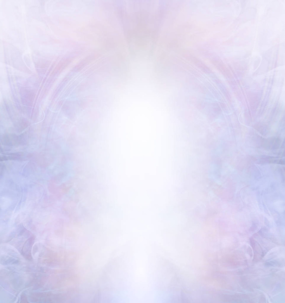 Romantyczne zaproszenie ślubne tło-beauitful Ethereal Lilac marzycielski fantazja światło burst tle z miejsca na tekst  - Zdjęcie, obraz