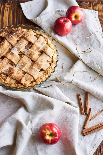 Amerikai almás pite és az összetevők a fából készült háttér. Felülnézet. - Fotó, kép