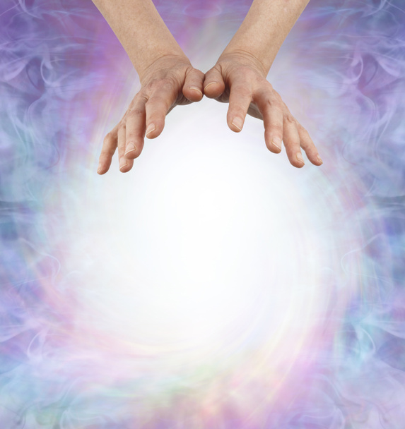 Energy Healers wiadomość Background-kobiece ręce unoszące się nad dużą kulą spiralę białej energii zapewniając miejsce na wiadomość - Zdjęcie, obraz