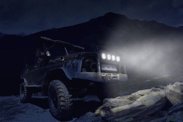 Night fotó az off-road SUV a fényszórók magas a hegyekben - Fotó, kép