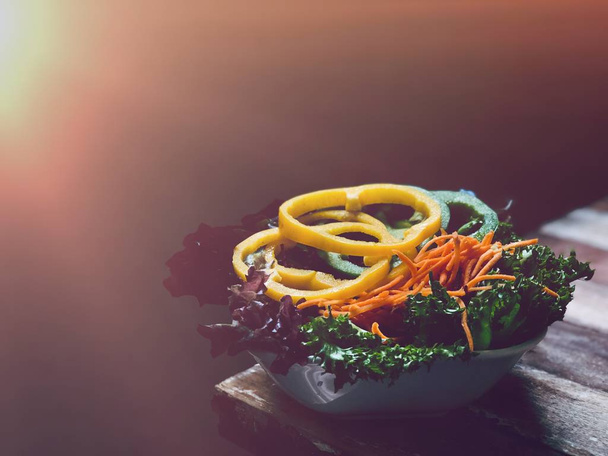 tigela com salada de legumes deliciosos, pimentas doces amarelas e verdes, alface de carvalho verde, alface de carvalho vermelho, cenouras fatiadas
  - Foto, Imagem