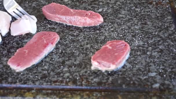 rohes Fleisch Kochen auf heißem Steintisch Grill -Video - Filmmaterial, Video