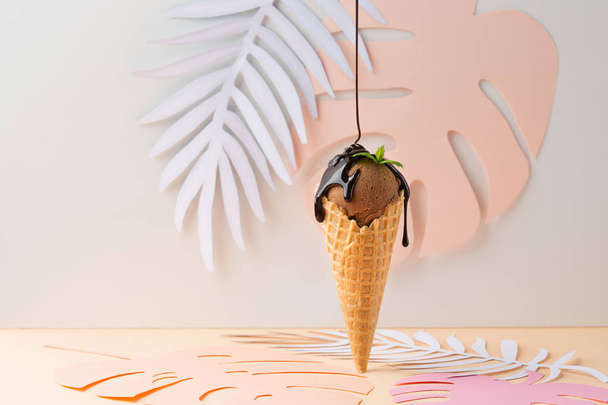 Vohveli käpyjä suklaa jäätelöä
 - Valokuva, kuva