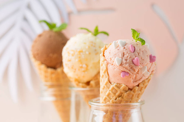 ワッフルコーン、ストロベリー、バニラ、チョコレートアイスクリーム添え - 写真・画像
