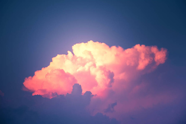 Хмара CUMULONIMBUS на фоні заходу сонця для прогнозування та концепції метеорології
 - Фото, зображення