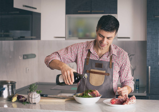 hombre preparando comida en la cocina - Foto, Imagen