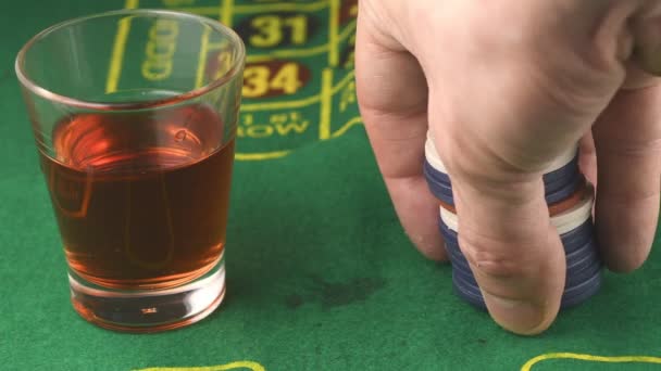 szerencsejátékos egy pohár vodka - Felvétel, videó