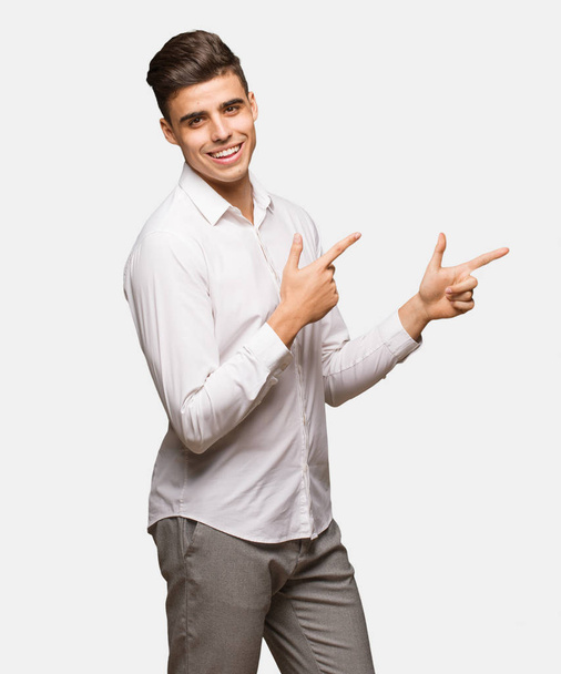 Jeune homme d'affaires cool pointant vers le côté avec le doigt
 - Photo, image