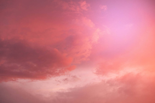 красива абстрактна стратокулярна хмара на фоні заходу сонця для прогнозування та концепції метеорології
 - Фото, зображення