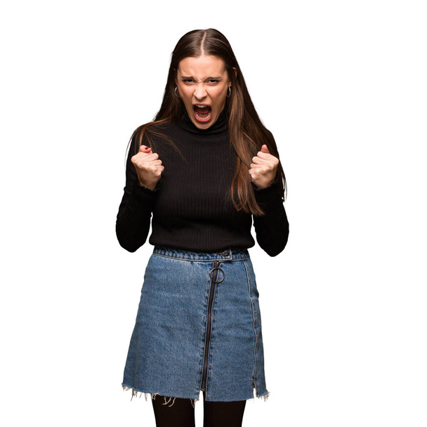 Mujer linda joven gritando muy enojado y agresivo
 - Foto, Imagen