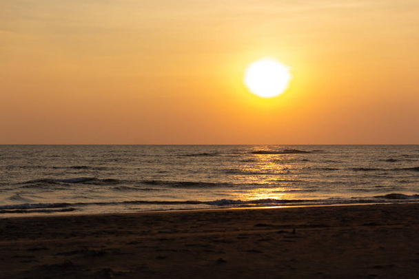 Krajobraz wspaniały zachód słońca na oceanie - Zdjęcie, obraz