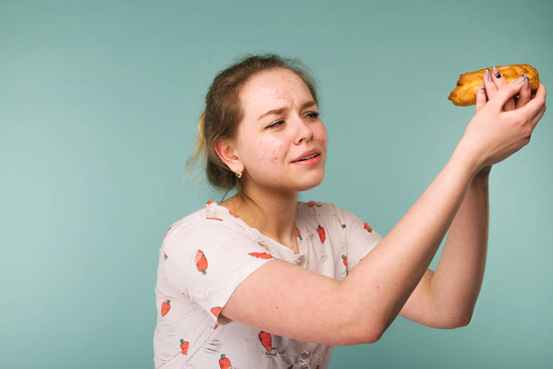 Ritratto di ragazza adolescente brufolo vuole mangiare torta eclair
 - Foto, immagini