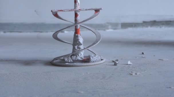 schoonheid Slow Motion-reiniging nozzle-mixer op de boor van de bevroren oplossing van putty - Video