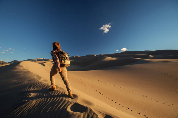 Un turista viajó por el desierto
 - Foto, imagen