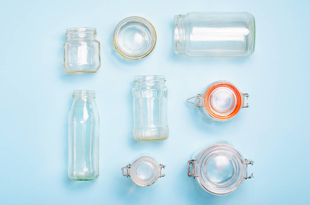 Różnorodność szklanych słoików i butelek, koncepcja zero odpadów zakupy - Zdjęcie, obraz