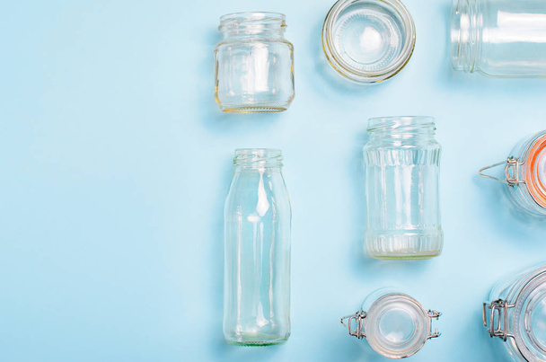 Vielzahl von Glasgefäßen und Flaschen, Zero-Waste-Shopping-Konzept - Foto, Bild
