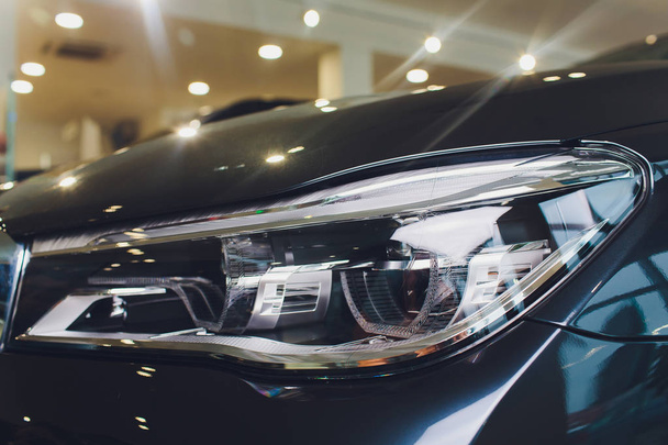 Makro pohled moderní modré auto xenonová lampa reflektor. - Fotografie, Obrázek