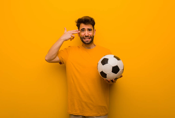 Jeune footballeur homme faisant un geste suicidaire
 - Photo, image