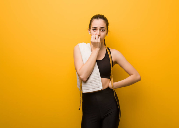 Menina fitness jovem mordendo unhas, nervoso e muito ansioso
 - Foto, Imagem