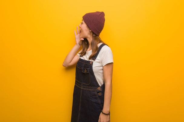Nuori hipster nainen kuiskii juoruja pohjavire
 - Valokuva, kuva
