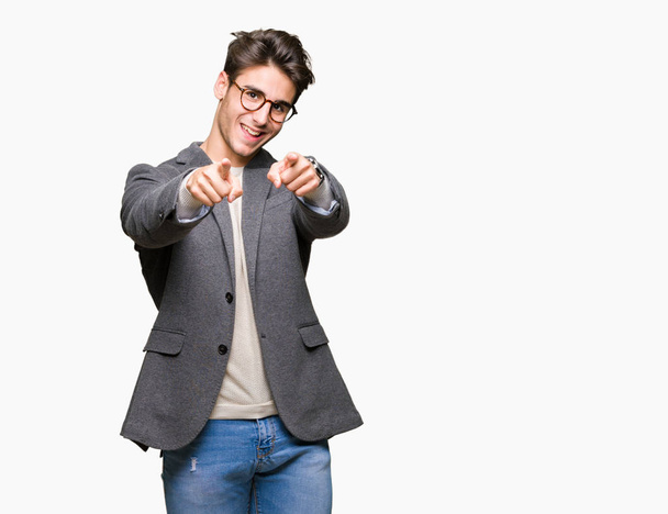 Νέοι επαγγελματίες άνθρωπος φορώντας γυαλιά πάνω από απομονωμένες φόντο κατάδειξης σε εσάς και την κάμερα με τα δάχτυλα, χαμογελώντας, θετική και χαρούμενη - Φωτογραφία, εικόνα