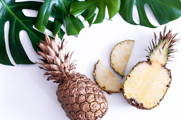 Ananas z tropikalnymi liśćmi na białym tle - Zdjęcie, obraz