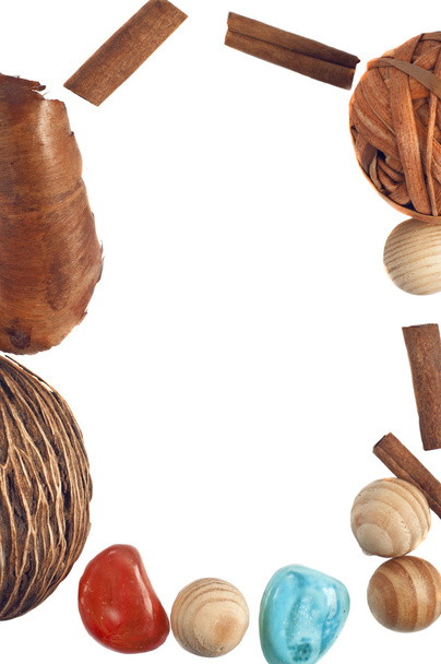 Рамка из дерева украшения, камни, корицы палочки и деревянные шары изолированы на белом фоне
 - Фото, изображение