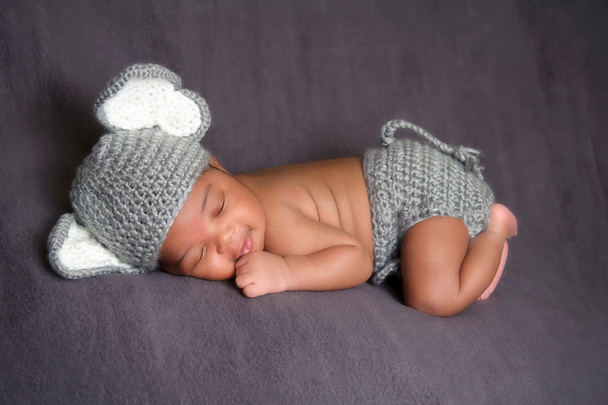 novorozeně chlapce háčkované slon šedý klobouk a plenky kryt. - Fotografie, Obrázek