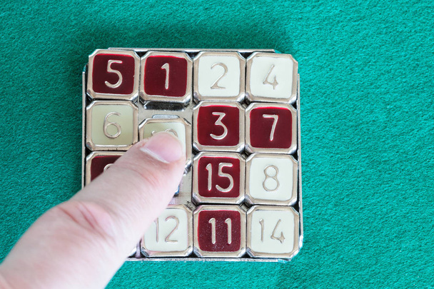 палец скользит плитка в 15 головоломки скольжения головоломки
 - Фото, изображение