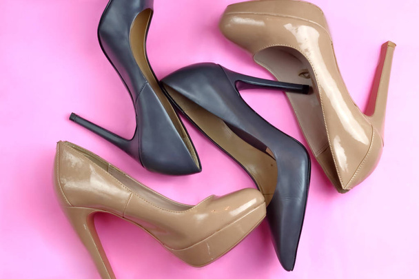 Módní skupina dvou párů bot černá klasika a nahá béžová růžová patentovaná dvojice elegantních vysokých bot na růžovém pozadí  - Fotografie, Obrázek