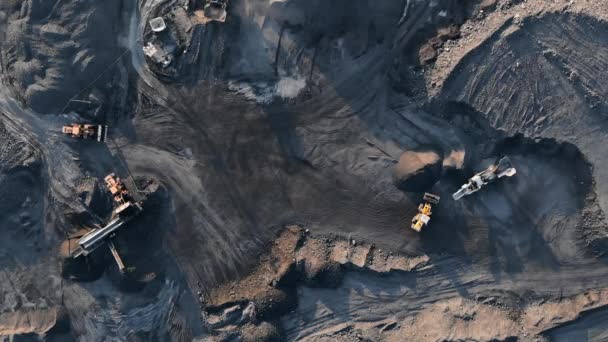 Avoin kaivos kaivos, kaivannaisteollisuuden hiilen, ylhäältä antenni drone - Materiaali, video