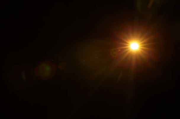 Siyahta soyut Doğal Güneş parlaması - Fotoğraf, Görsel