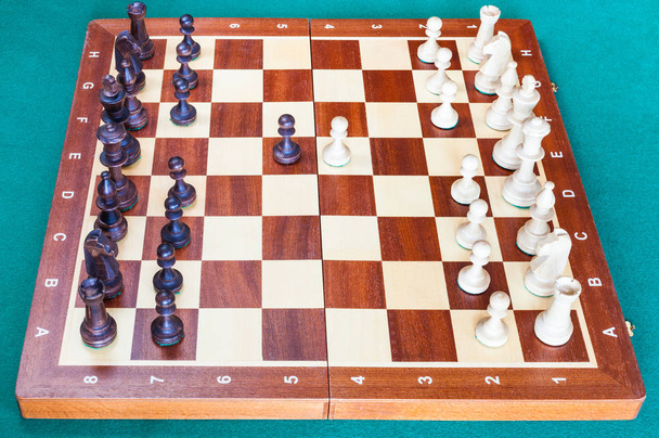 tablero de ajedrez de madera con los primeros movimientos de peón de ajedrez
 - Foto, imagen