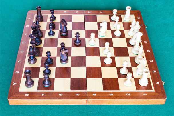 вид игры в шахматы сбоку на деревянной шахматной доске
 - Фото, изображение