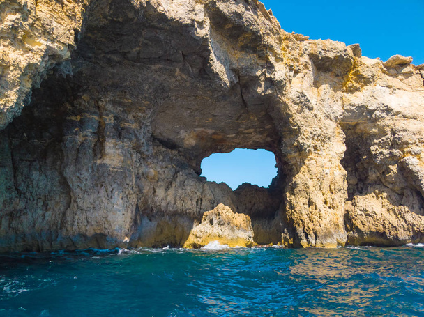 Höhle auf der Insel Comino. Klippen und blaues Meer. malta - Foto, Bild