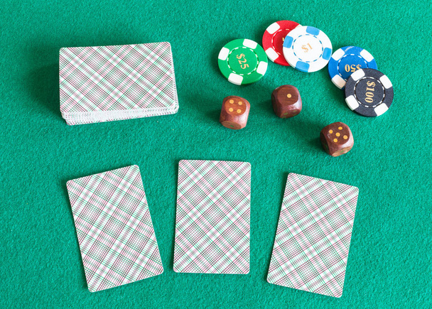 pokładów kart, żetonów kasyna i kości na stole - Zdjęcie, obraz
