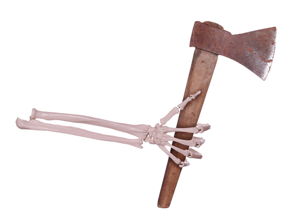 Mano de esqueleto con hacha oxidada
 - Foto, imagen