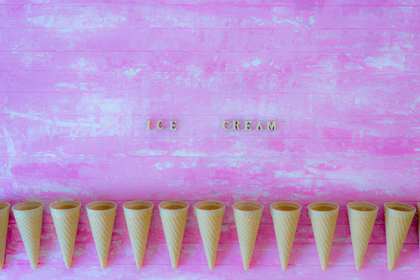 cônes de crème glacée sur fond de bois rose
 - Photo, image