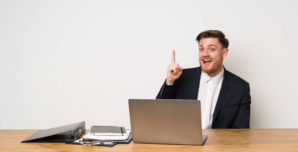 Liikemies toimistossa, joka aikoo toteuttaa ratkaisun nostaessaan sormea ylös
 - Valokuva, kuva