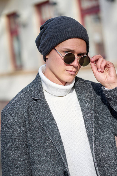 Fashionable stylish young attractive hipster man in sunglasses w - Valokuva, kuva