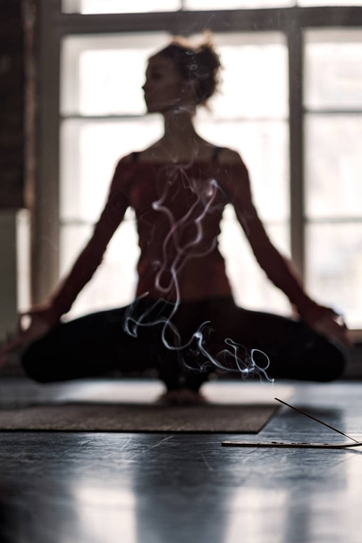 Mulher desfocada praticando ioga no equilíbrio dos dedos
 - Foto, Imagem