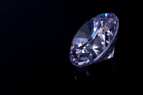 Cristal élégant sur une surface miroir noire, un reflet d'un diamant
. - Photo, image