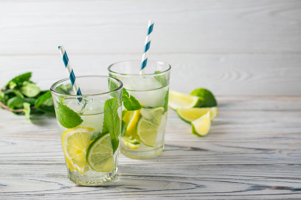 Lato detox zdrowe organiczne orzeźwiający wody z cytryny, limonki i mięty - Zdjęcie, obraz